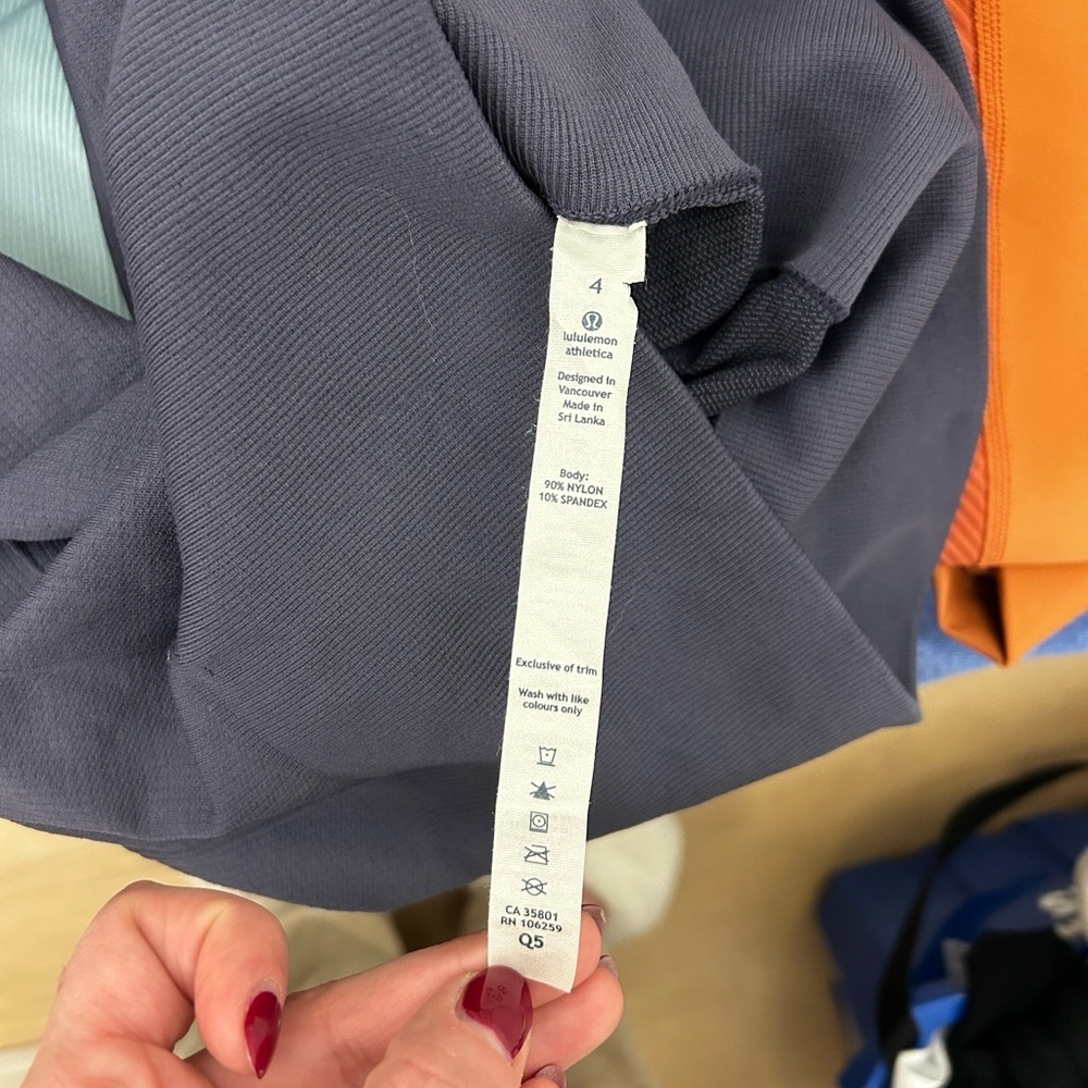 Lululemon “ In The Flow Crop “ size 4 - Picture 5 of 5